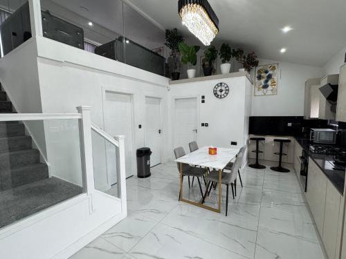 New Modern Stylish Villa Near City Centre Birmingham, with outdoor Hot Tub, Birmingham (fotografie 2)