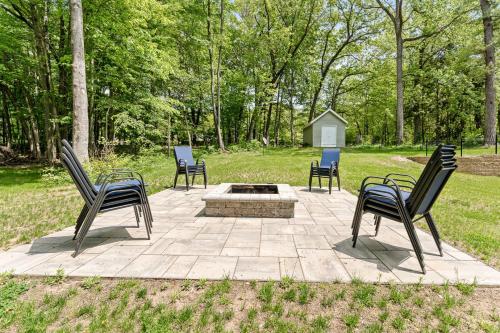 Snug Cabin with Hiking Trail and Private Lake Access
