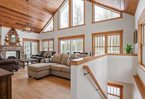 Snug Cabin with Hiking Trail and Private Lake Access