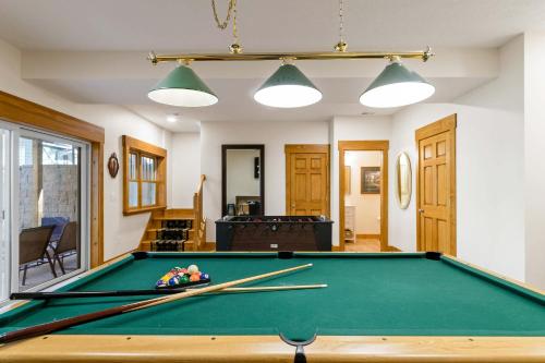 Snug Cabin with Hiking Trail and Private Lake Access