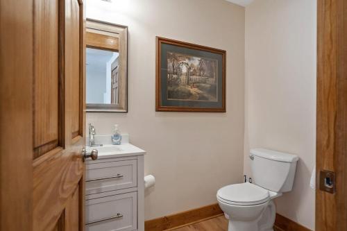 Snug Cabin with Hiking Trail and Private Lake Access