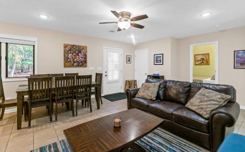 Woodland Pines Cottage-Cozy Cottage for Dogs Hot Tub in Lacota