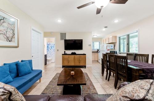 Woodland Pines Cottage-Cozy Cottage for Dogs Hot Tub in Lacota