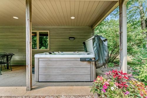 Pezsgőfürdő, Woodland Pines Cottage-Cozy Cottage for Dogs Hot Tub in Lacota