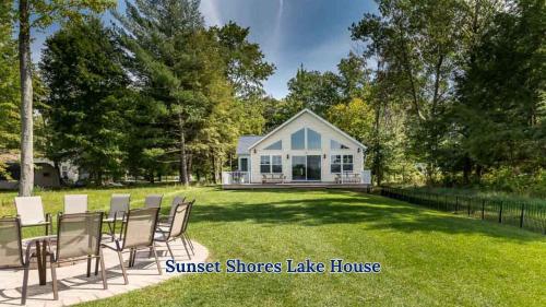 . Large Open Floor Home with Fire Pit on the Lake