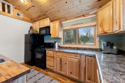 Cozy 3BR Cabin with Hot Tub on Nippersink Creek