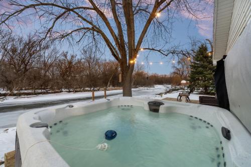 Cozy 3BR Cabin with Hot Tub on Nippersink Creek