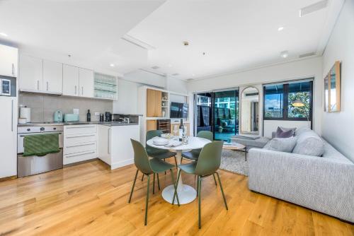 Stunning Viaduct Apartment w Harbour views, Spa Pool and FREE Parking, Auckland (photo 10)