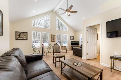 Lucky Duck Cottage-Cozy Cottage with Hot Tub and Lake Access in Lacota