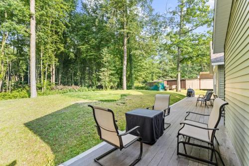 Kert, Lucky Duck Cottage-Cozy Cottage with Hot Tub and Lake Access in Lacota