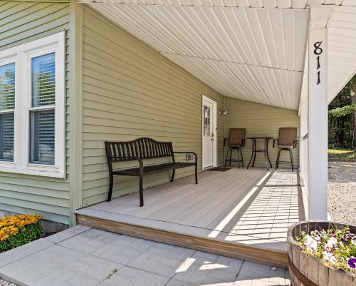 Erkély/terasz, Lucky Duck Cottage-Cozy Cottage with Hot Tub and Lake Access in Lacota