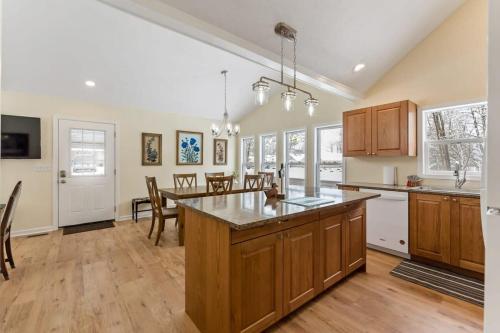 Lucky Duck Cottage-Cozy Cottage with Hot Tub and Lake Access in Lacota