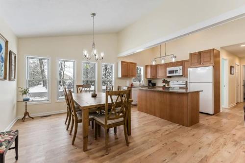 Lucky Duck Cottage-Cozy Cottage with Hot Tub and Lake Access in Lacota
