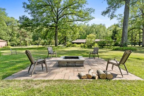 Oaks and Pines - Dog-Friendly Dual Homes in the Woods with Lake Access in Lacota