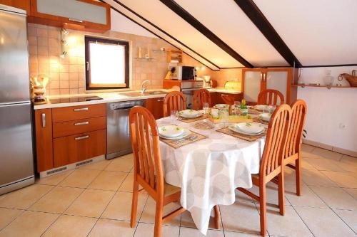 Three-Bedroom Apartment with Terrace and Sea View image 4
