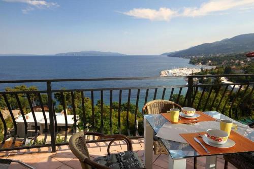 Three-Bedroom Apartment with Terrace and Sea View image 2