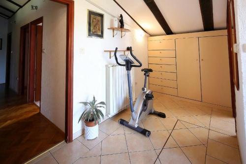 Three-Bedroom Apartment with Terrace and Sea View image 1