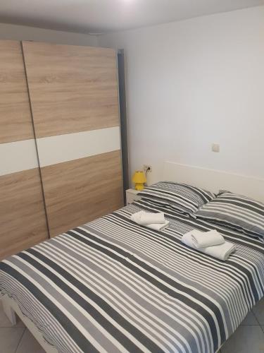 One-Bedroom Apartment with Terrace and Sea View image 4