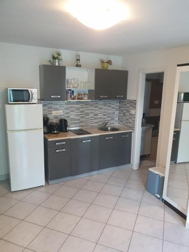 One-Bedroom Apartment with Terrace and Sea View image 2