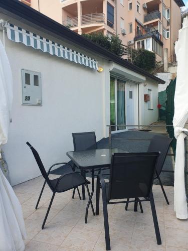 One-Bedroom Apartment with Terrace and Sea View image 1