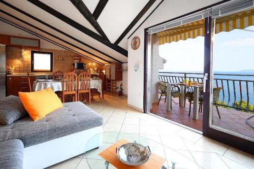 Three-Bedroom Apartment with Terrace and Sea View image 10