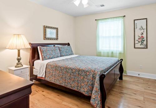 Herons Landing - Open Concept Lakefront Home with Rec Room and Fire Pit in Lacota