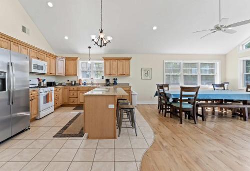 Herons Landing - Open Concept Lakefront Home with Rec Room and Fire Pit in Lacota