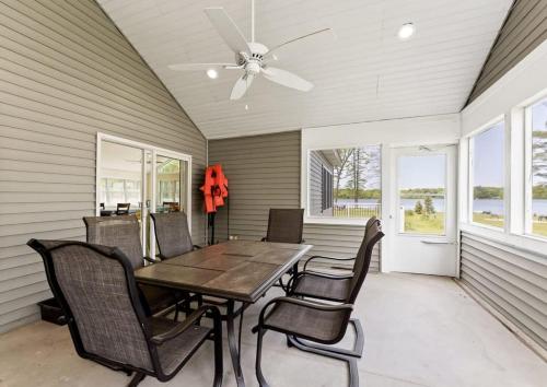 Herons Landing - Open Concept Lakefront Home with Rec Room and Fire Pit in Lacota