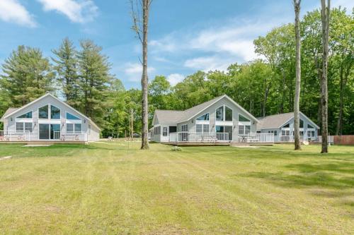 Herons Landing - Open Concept Lakefront Home with Rec Room and Fire Pit in Lacota