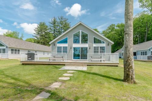 Herons Landing - Open Concept Lakefront Home with Rec Room and Fire Pit in Lacota