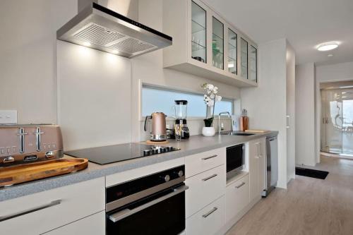 Remarkable VIEWS 2 Bedrooms & BIG DECK - main image