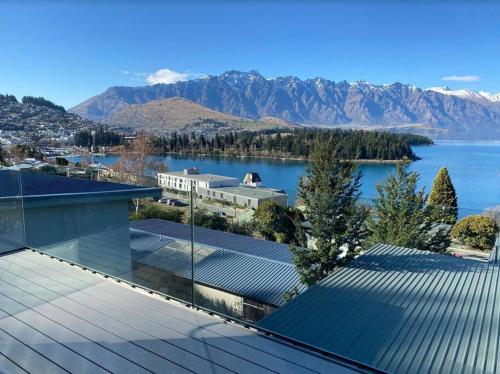 Remarkable VIEWS 2 Bedrooms & BIG DECK - image 11