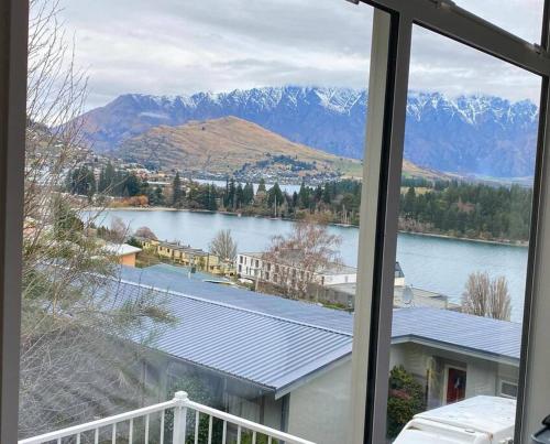 Remarkable VIEWS 2 Bedrooms & BIG DECK - image 10