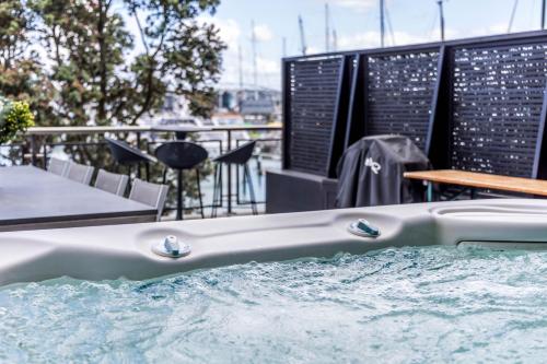 Stunning Viaduct Apartment w Harbour views, Spa Pool and FREE Parking, Auckland (photo 9)