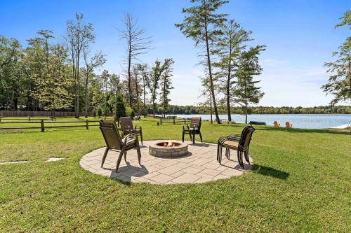 Létesítmények, Hawks Haven - Spacious Lakefront Home with Firepit Near South Haven in Lacota