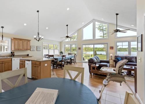 Hawks Haven - Spacious Lakefront Home with Firepit Near South Haven in Lacota