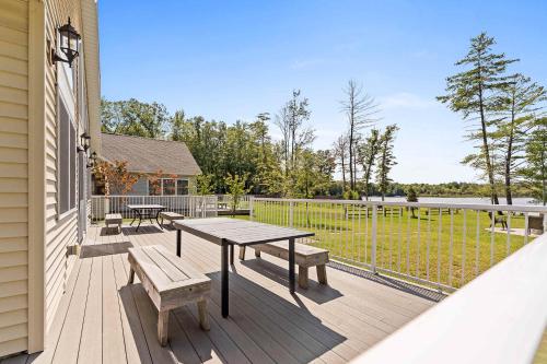 Kert, Hawks Haven - Spacious Lakefront Home with Firepit Near South Haven in Lacota