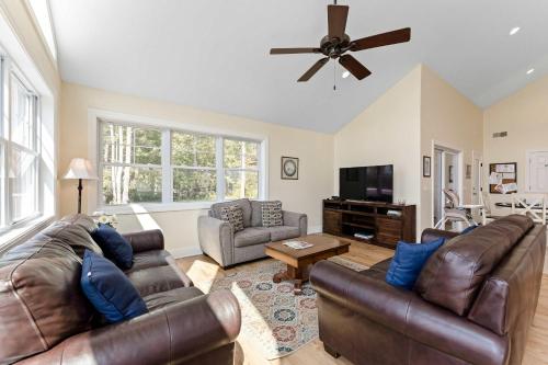 Hawks Haven - Spacious Lakefront Home with Firepit Near South Haven in Lacota