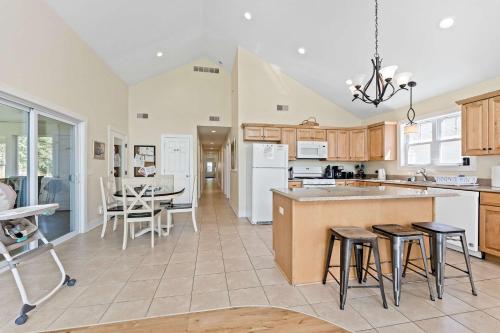 Hawks Haven - Spacious Lakefront Home with Firepit Near South Haven in Lacota