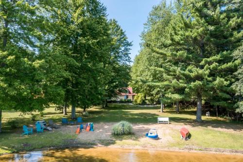Scenic and Stunning Lakefront Home with Large Yard Scenic and Stunning Lakefront Home with Large Yard