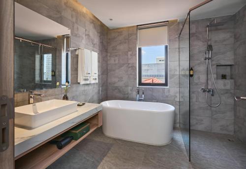 One-Bedroom Apartment - Non-Smoking image 5