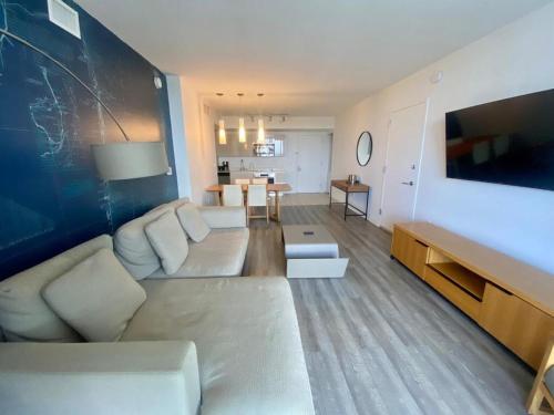 Beach, pool, and Gym 2B 2B Near Gulfstream & Mall