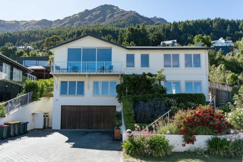 Spectacular views large 3-bedroom house - image 3