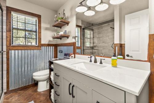the Hot Tub Farmhouse in Canyon Lake, USA