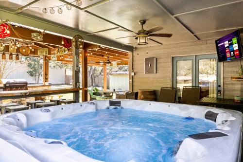 the Hot Tub Farmhouse in Canyon Lake, USA