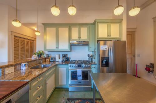 Historic Hood River Retreat with Stunning Gorge Views - Roe Parker House - image 7