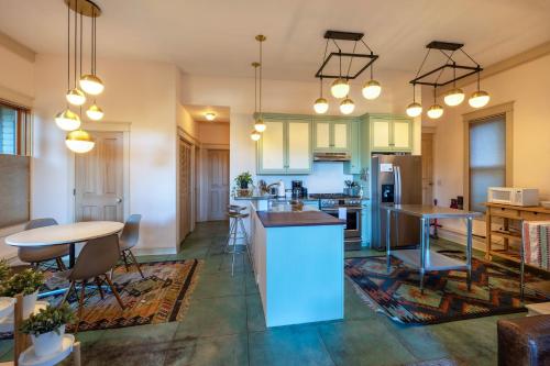 Historic Hood River Retreat with Stunning Gorge Views - Roe Parker House - image 2