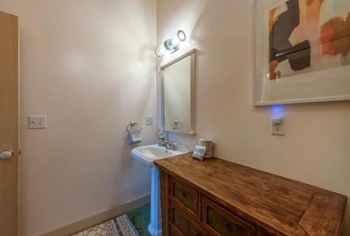 Historic Hood River Retreat with Stunning Gorge Views - Roe Parker House - image 6