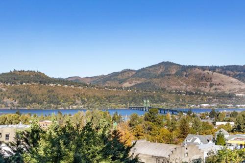 Historic Hood River Retreat with Stunning Gorge Views - Roe Parker House - image 11
