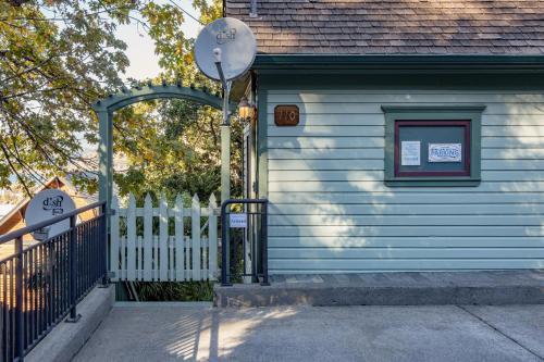 Historic Hood River Retreat with Stunning Gorge Views - Roe Parker House - image 3